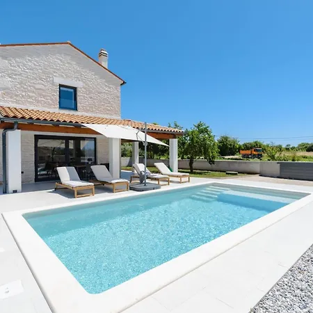 Tonka Villa Valtura