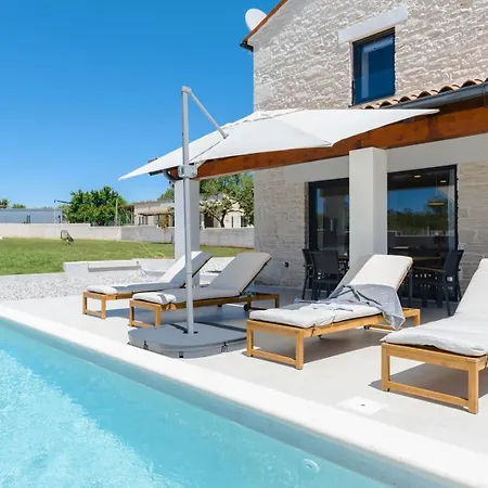 Tonka Villa
